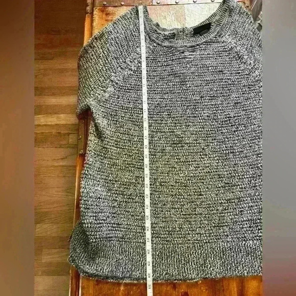 Lane Bryant Women’s Size 18/20 Crew neck sweater . Cute button design on back - Picture 10 of 10